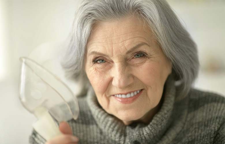 Foto einer lächelnden, älteren Frau