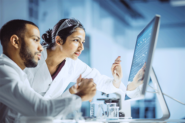 Dos científicos mirando la pantalla de una computadora